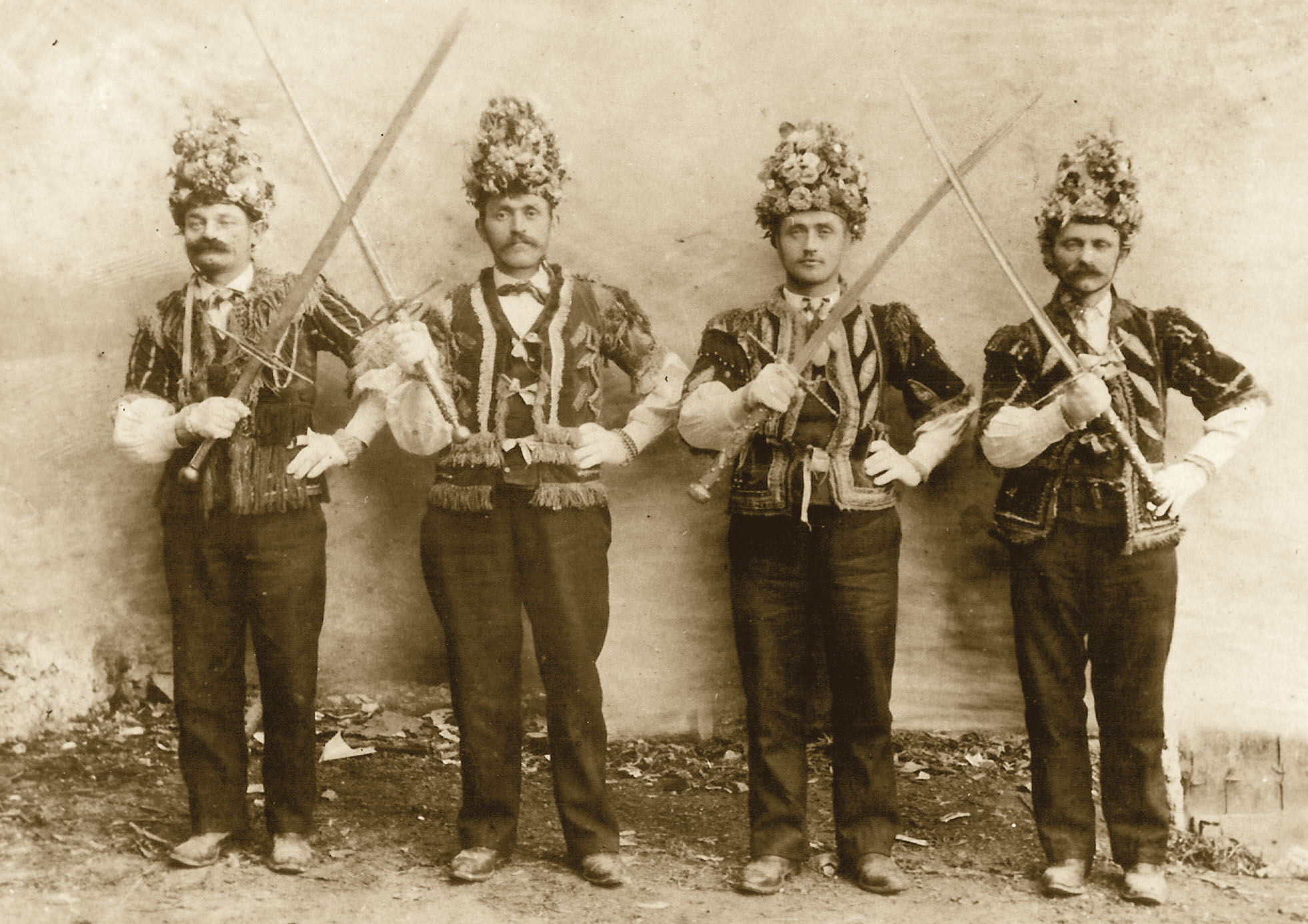 Gli spadonari di Venaus in una foto d'epoca